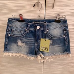 Distressed shorts with lace